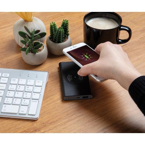 Тонкий беспроводной внешний аккумулятор на 4000 мАч; - купить подарки с логотипом в Воронеже